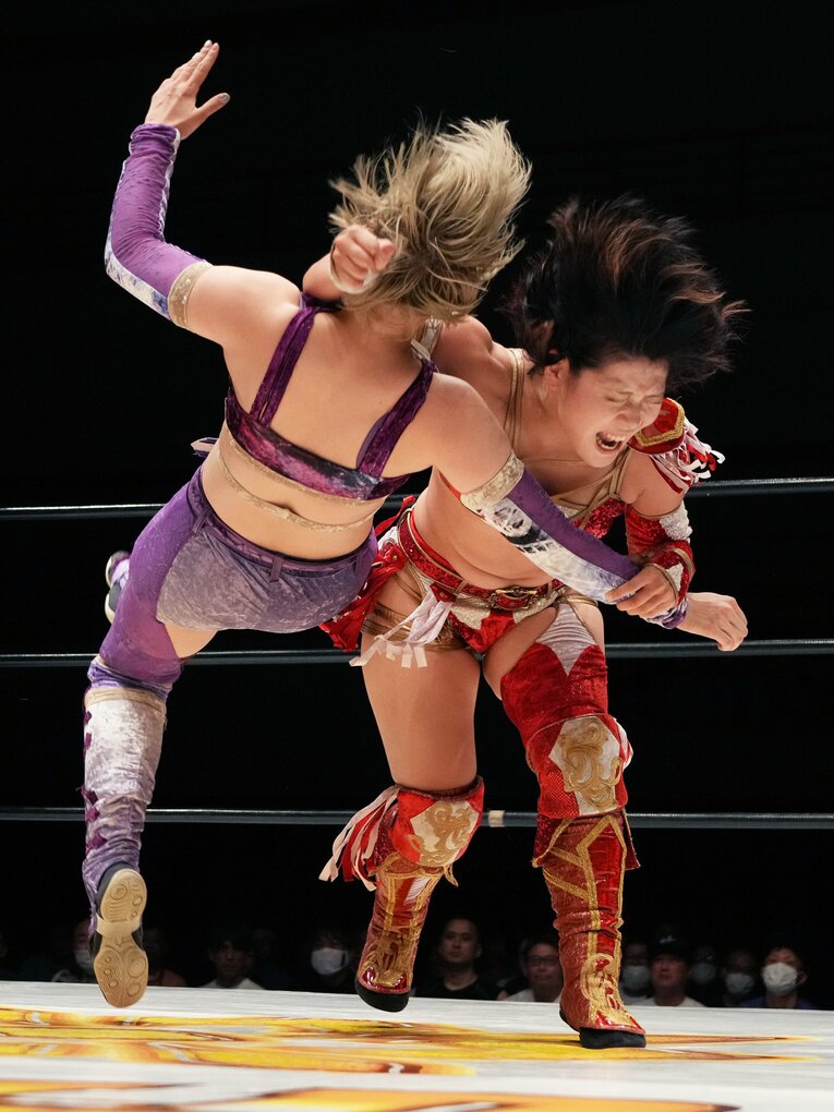 天麗皇希にラリアットを浴びせる　©Essei Hara