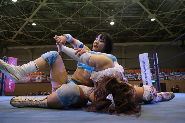 「可憐ですねぇ」人気女子レスラー・安納サオリに観客もウットリ…初の凱旋大会に滋賀が沸いた日「“絶対不屈彼女”は泣かないんです」(61)