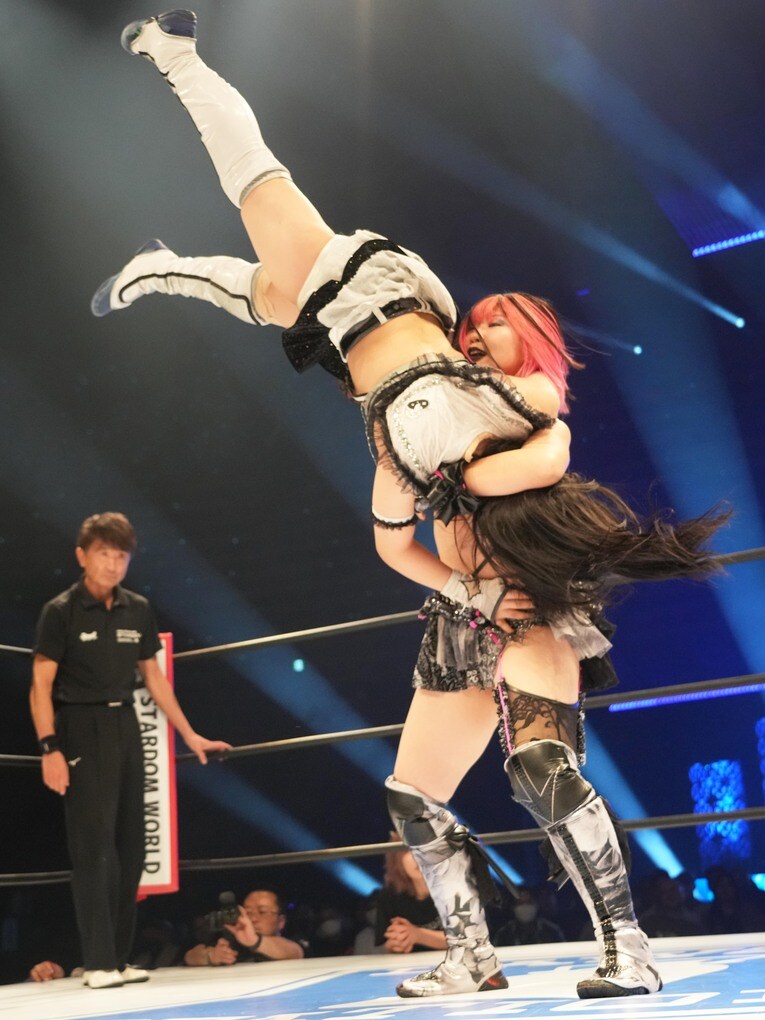 ブレーンバスターを見せる吏南　©Essei Hara