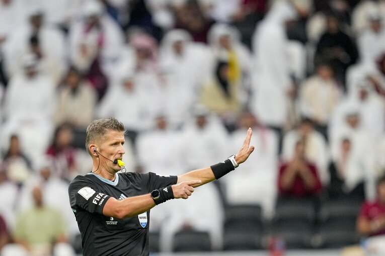 家本さんが高く評価したオルサート主審のレフェリング。準決勝でも笛を吹いた　©︎Getty Images