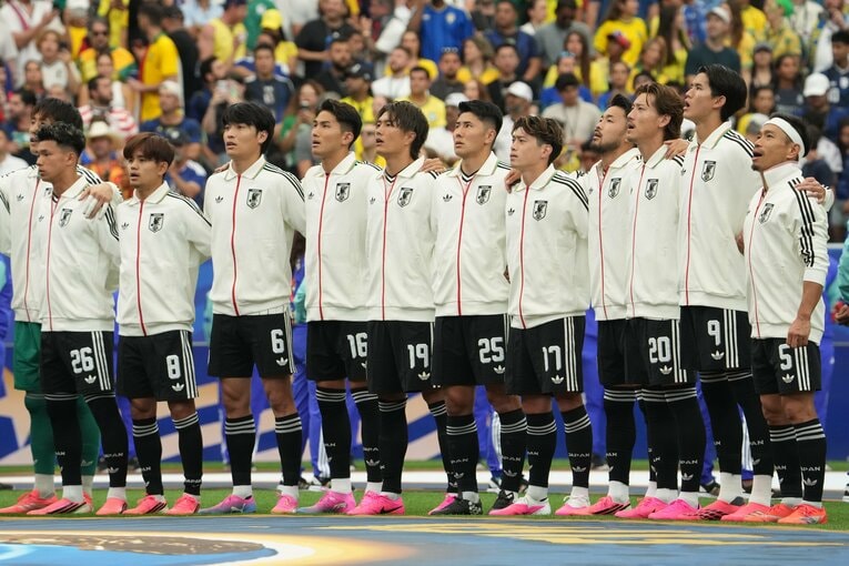 国歌斉唱で肩を組むベンチメンバー　©Masashi Hara