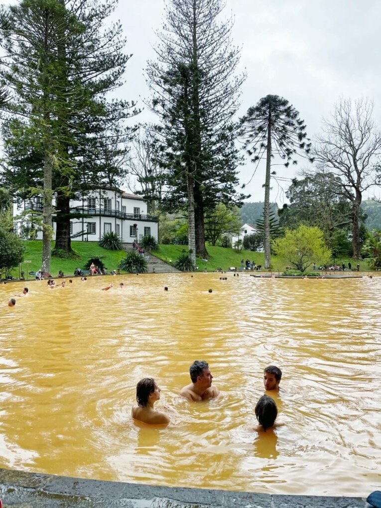 「山の斜面にスタジアム」「守田英正のお薦め料理は…」日本代表MFが戦う“離島クラブ”は美しい風景とグルメ満載だった《現地で撮影》(28)