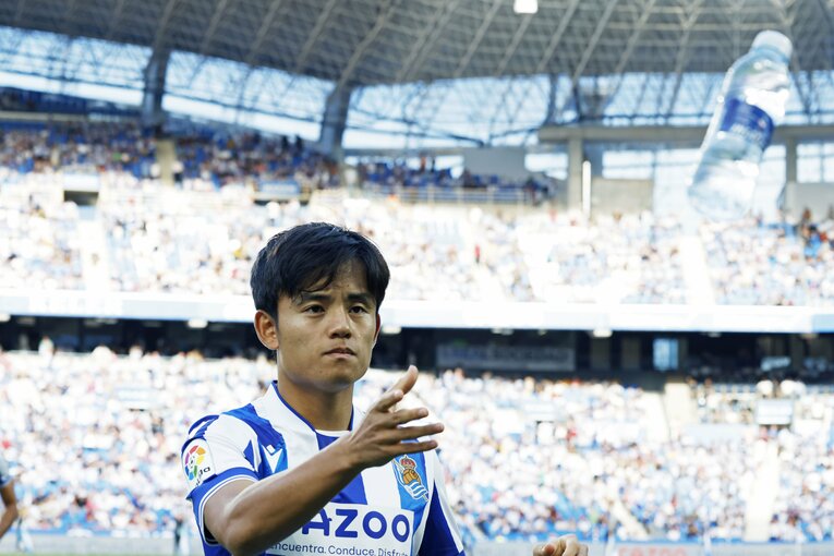 「KUBOコール」や「武房、シャツくれませんか」日本語メッセージの少年、猛プレスに感謝のハグ…“久保建英リーガ100戦目の進化”を撮った(5)