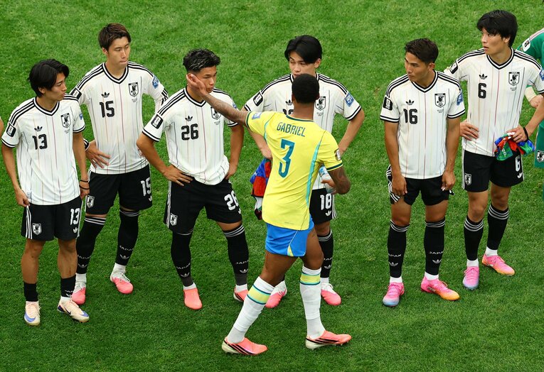 【テレビに映らなかったW杯舞台裏】ブラジルDFガブリエウから頬を触られる塩貝健人（写真は右に続きます）　©REUTERS/AFLO