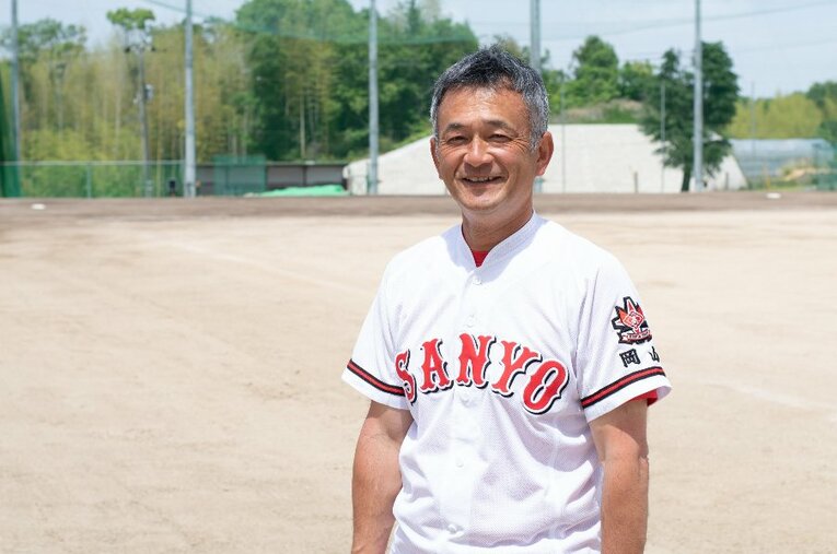 この夏2勝を挙げたおかやま山陽の堤尚彦監督。実は4年前は東京五輪を目指し、ジンバブエの指揮官としてアフリカ予選を戦っていた ／ photograph by Tokyo News Service,Ltd.