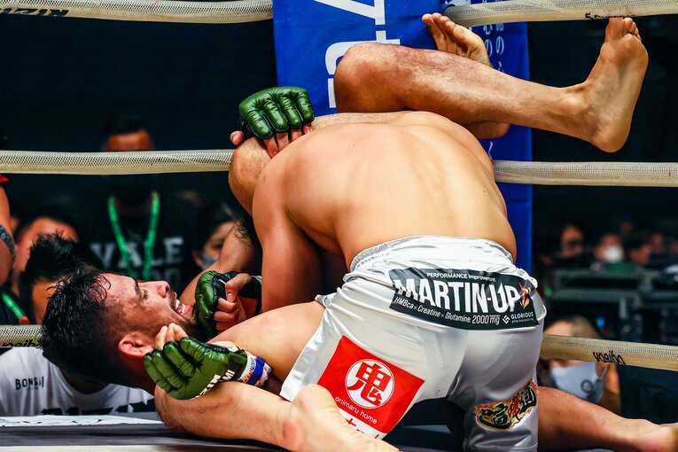 クレベルの強烈な三角絞め　©RIZIN FF Susumu Nagao