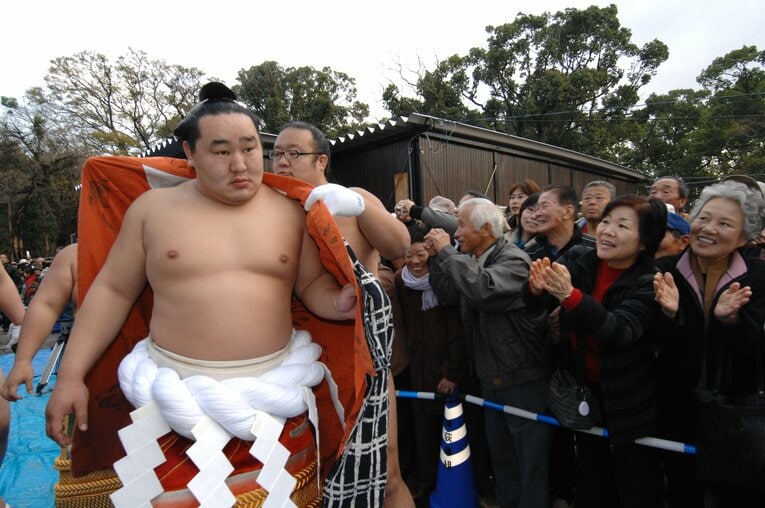 巡業中のレアな姿と綱入り　©BUNGEISHUNJU