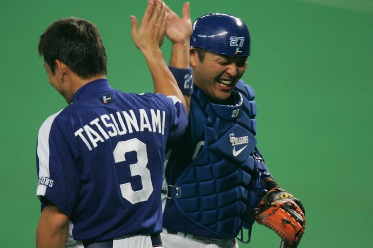 2004年、立浪とハイタッチする谷繁　©Hideki Sugiyama