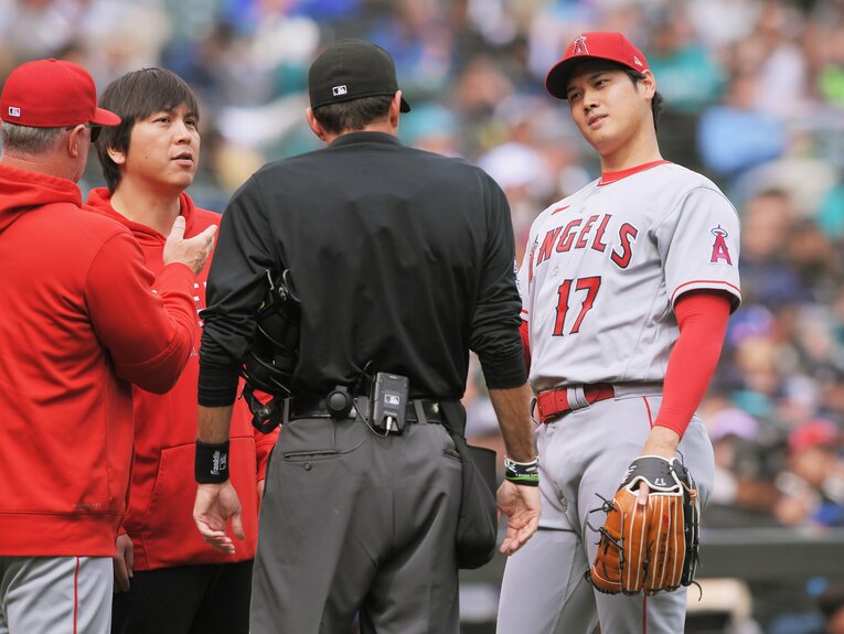 昨年4月5日のマリナーズ戦、ピッチャーとしてピッチクロック違反を受けた大谷翔平はこの表情　©JIJI PRESS