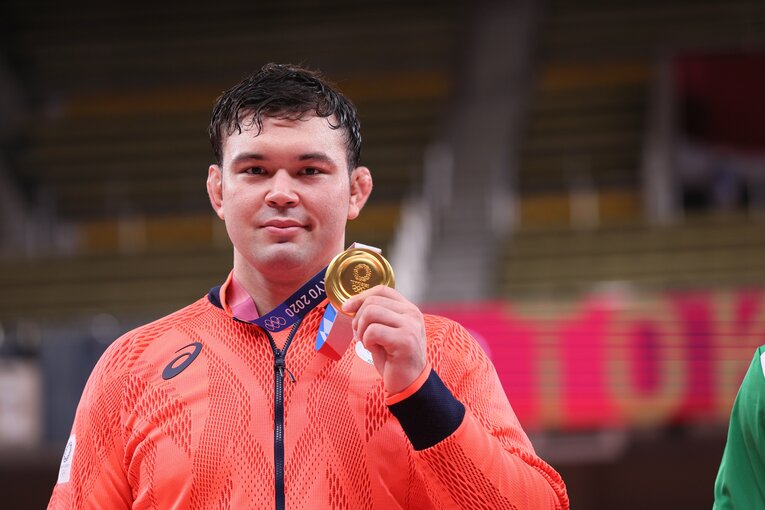 金メダルを手に笑顔を見せるウルフアロン　©︎JMPA