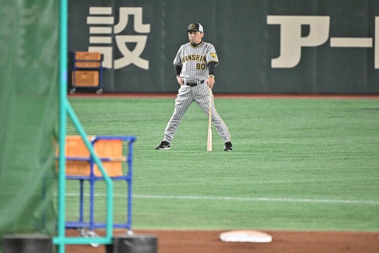 選手と絡まず練習を見つめる岡田監督　©︎Hideki Sugiyama