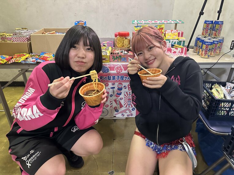 バックステージでケータリングのラーメンを食べるななみ（左）と梅咲遥