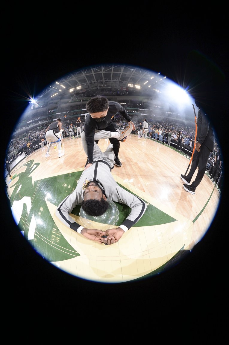 選手たちの体のケアを行う玉川さん　©︎Phoenix Suns Social Media 