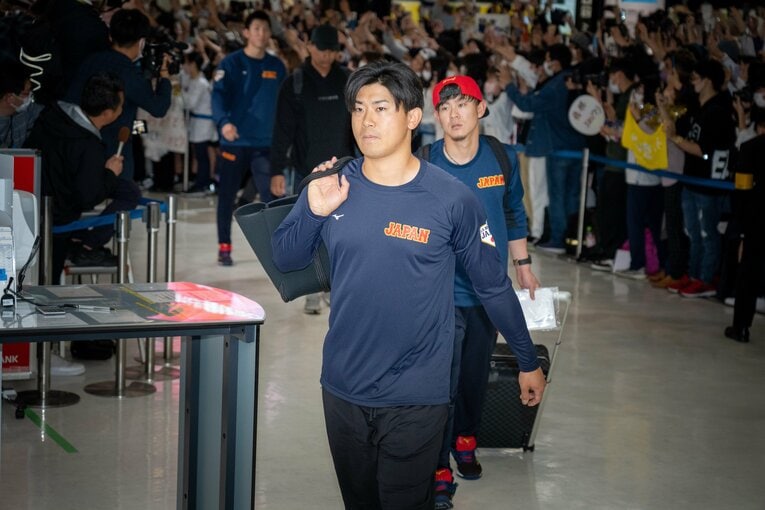 成田空港に到着した今永昇太、スーツケースを引く選手たちの中でバッグ1つのみを持ち、颯爽と通り過ぎる　©Shiro Miyake