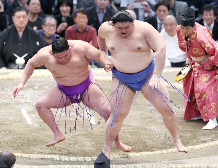 2024年春場所10日目、押し出しで大の里を破った尊富士　©JIJI PRESS