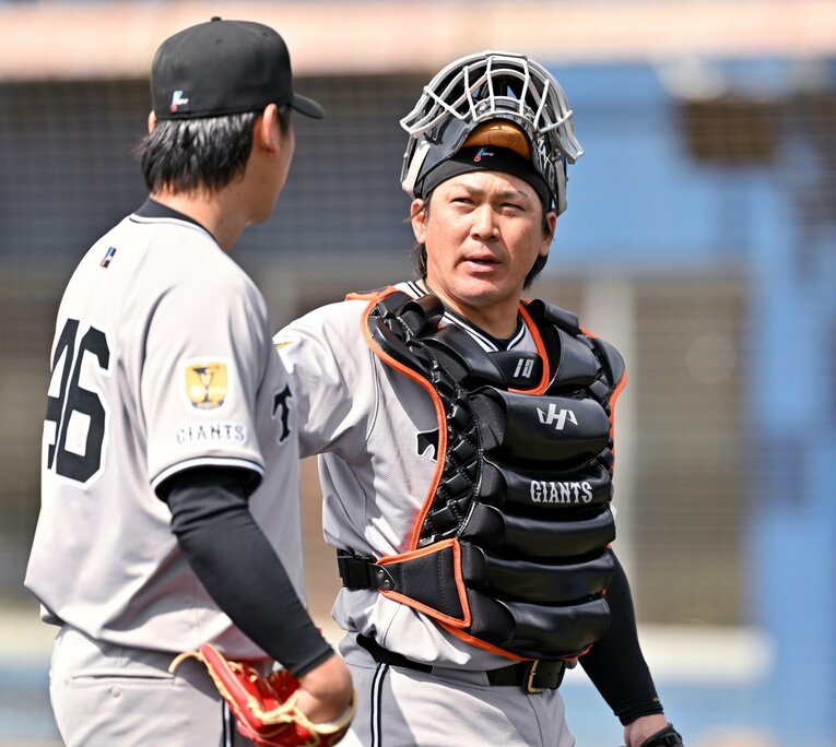 今季から巨人でプレーする甲斐拓也32歳 ©JIJI PRESS