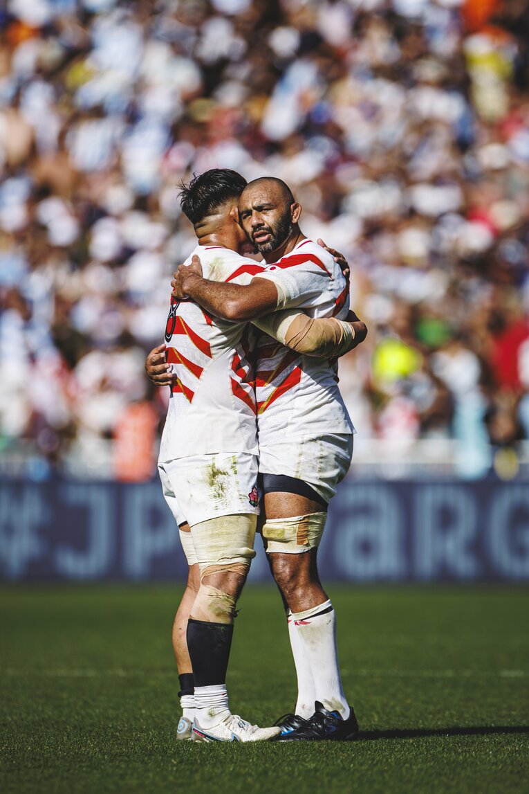 抱擁　©Kiichi Matsumoto