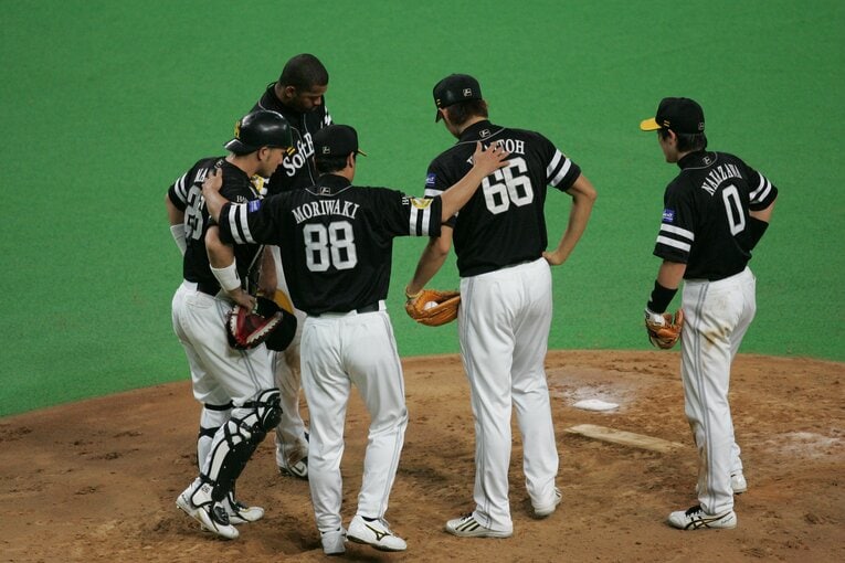 2006年プレーオフ第2ステージ・日本ハム戦でソフトバンク先発の斉藤和巳に声をかける森脇浩司監督代行　©︎Hideki Sugiyama