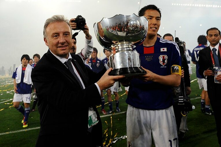 2011年アジア杯制覇時のザッケローニ監督と長谷部　©Takuya Sugiyama