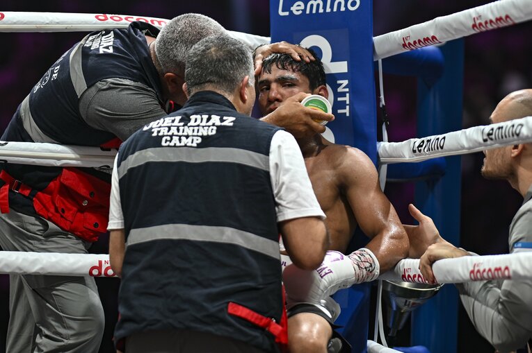 ラウンド終了直後、ジョエルコーチがワセリンを塗る。アフマダリエフは“無の表情”　©Hiroaki Finito Yamaguchi