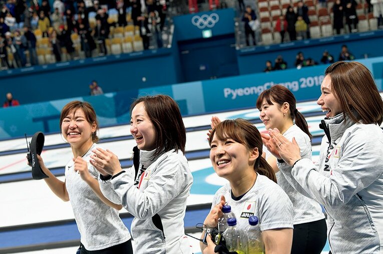 【1986年生まれのアスリート】カーリングの本橋麻里（右端）。ロコ・ソラーレの一員として有名だ　©JMPA