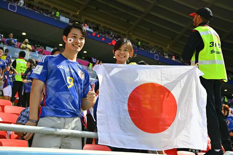 どことなく三笘選手っぽいサポーター　©Takuya Kaneko/JMPA