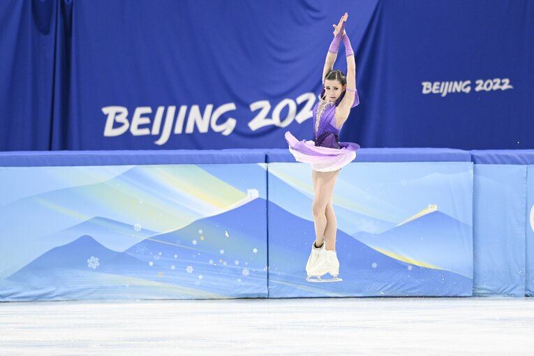 カミラ・ワリエワの代名詞である両手を上げての4回転ジャンプ　©️Asami Enomoto / JMPA