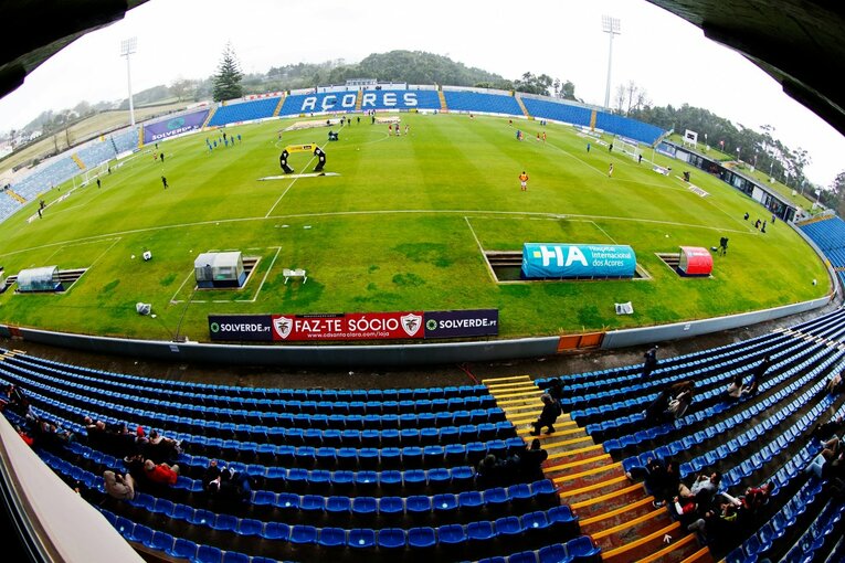 「山の斜面にスタジアム」「守田英正のお薦め料理は…」日本代表MFが戦う“離島クラブ”は美しい風景とグルメ満載だった《現地で撮影》(8)