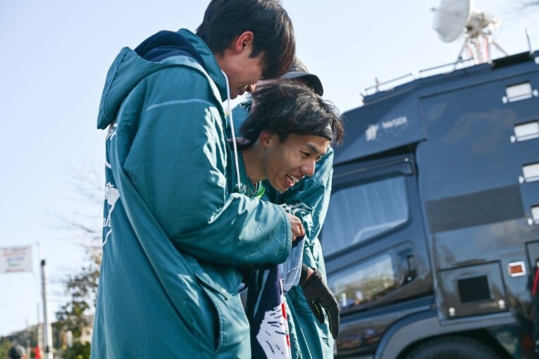 レース後、チームメイトの腕に飛び込む黒田　©Nanae Suzuki