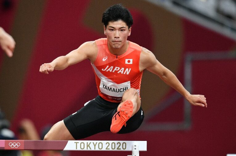 箱根駅伝ランナーになくてはならない“給水員”。早大2区を走った中谷に水を手渡したのは、東京五輪男子400mハードル代表の山内大夢だった ／ photograph by AFLO