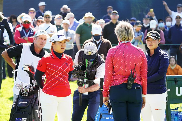 プレーオフ前に説明を受ける2人。メジャー最難関と呼ばれる全米女子オープンを盛り上げた　©︎Shizuka Minami