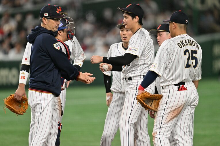 準々決勝イタリア戦、マウンドの元に駆けつけた吉井コーチ　©︎Naoya Sanuki