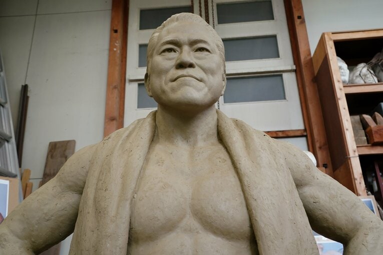 正面から見上げた制作過程の粘土の猪木像