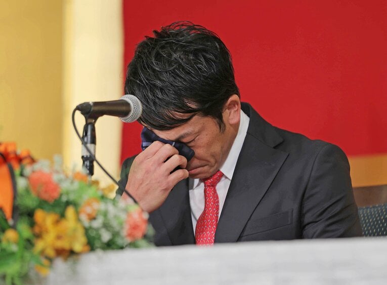 9月の引退会見で涙する松田宣浩 ©JIJI PRESS