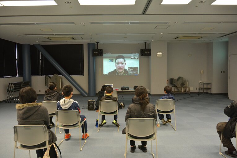 熱心に筒香の話を聞く子供たち