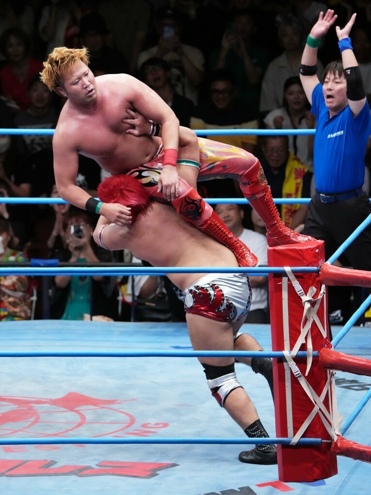 宮原健斗を持ち上げてフィニッシュを狙った本田竜輝だったが……　©Essei Hara