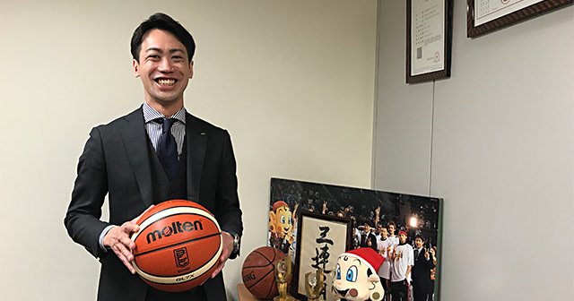 大阪エヴェッサ 2006-2007 サインボールbjリーグ初代王者 2連覇達成時 2／5）Bリーグで異端の“儲かるクラブ”。大阪エヴェッサ34歳社長の商人