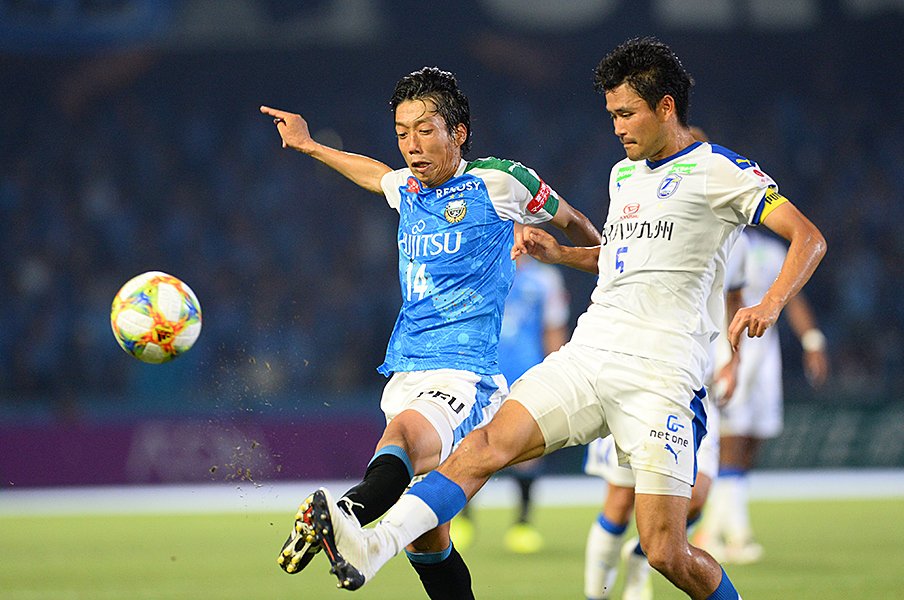 川崎vs.大分「食いつかせ名人」対決。勝者が飲水タイムに選んだ次の一手。<Number Web> photograph by J.LEAGUE