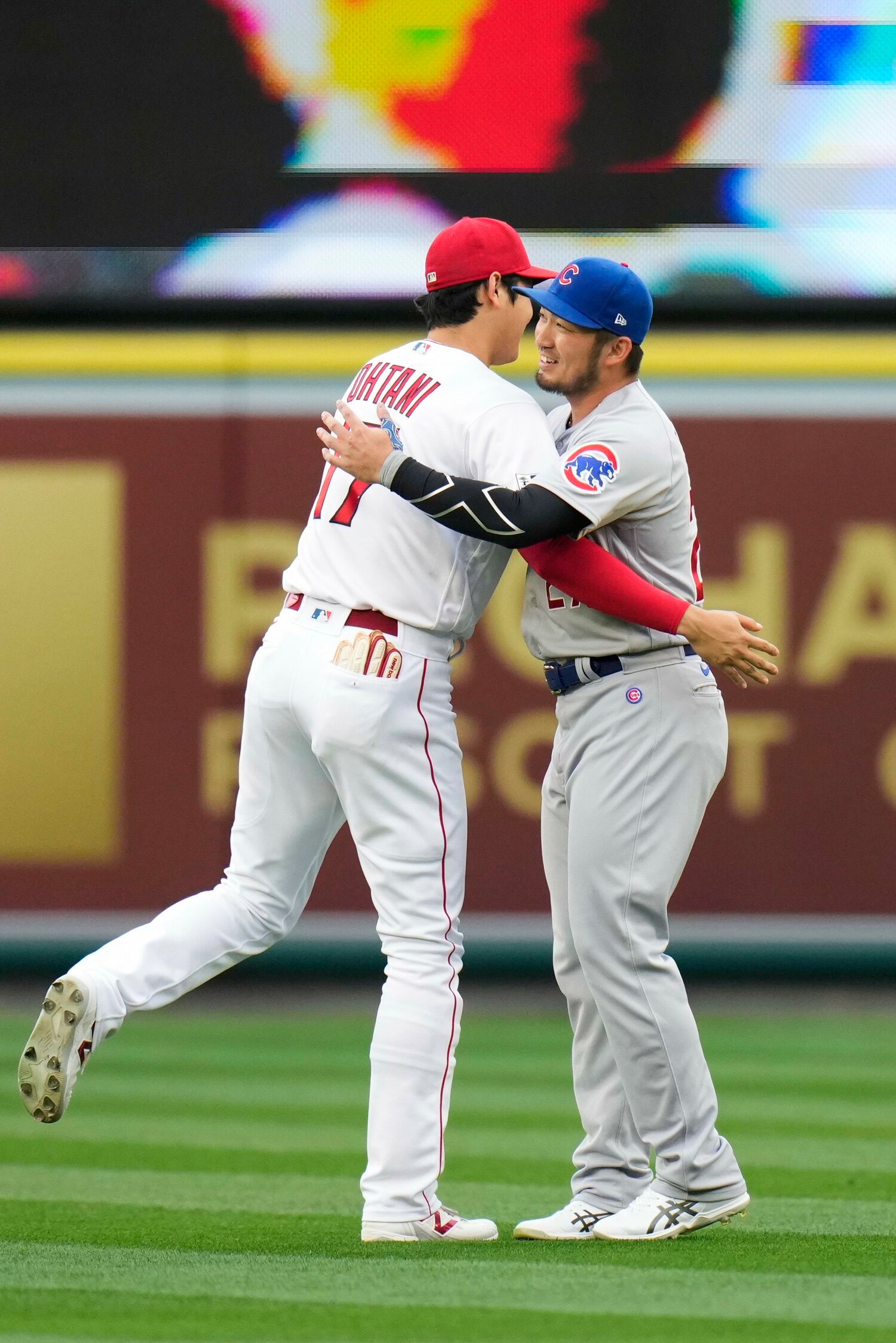 大谷と鈴木はハグするシーンも。“いじり”のなかにも、深い信頼が見て取れた　©AFLO