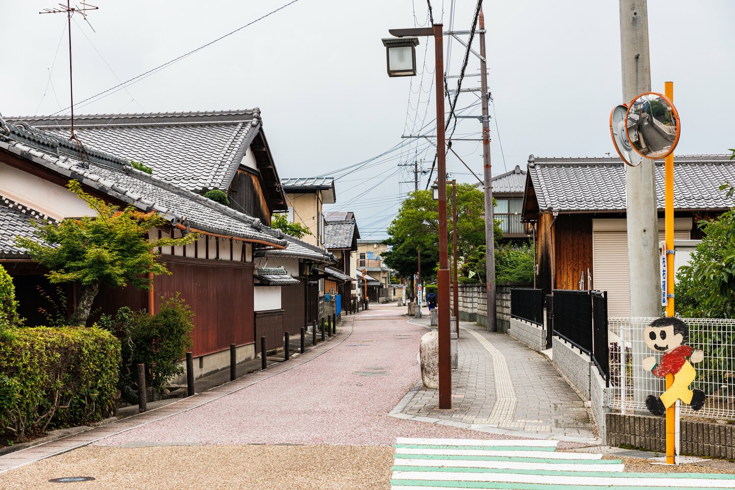 滋賀県内に多いと言われる“飛び出し坊や”の看板（右）も発見