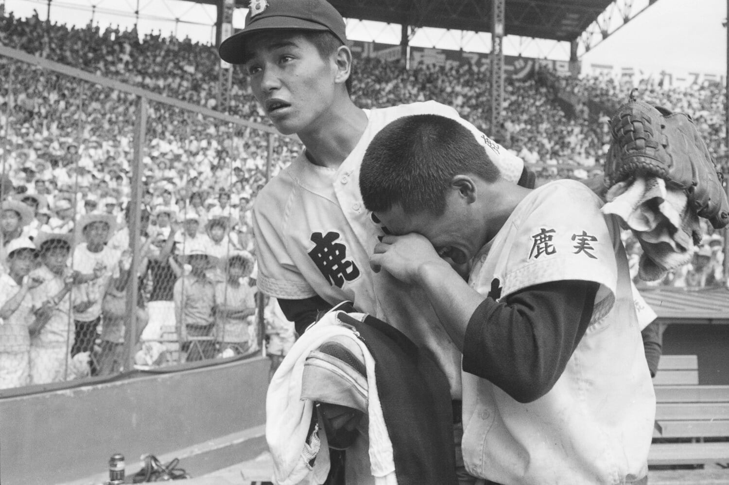 森元を抱えるように球場を去る鹿児島実の定岡　©JIJI PRESS