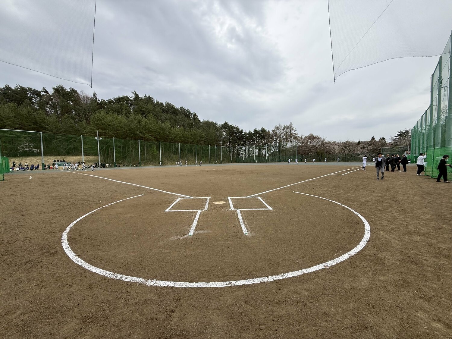 女子校時代の校庭を改修して完成した野球場は左翼70m、右翼90mという長方形の形状だ ©Yuji Yanagawa