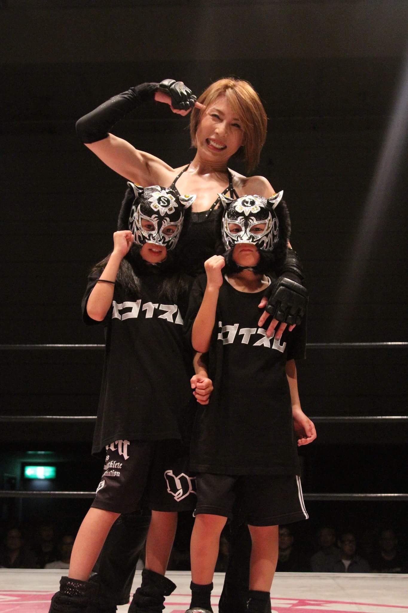 17年、スターダム大阪大会で一夜復帰した際に、おそろいのマスクでセコンドについた心希(左)と神輝 Ⓒ本人提供