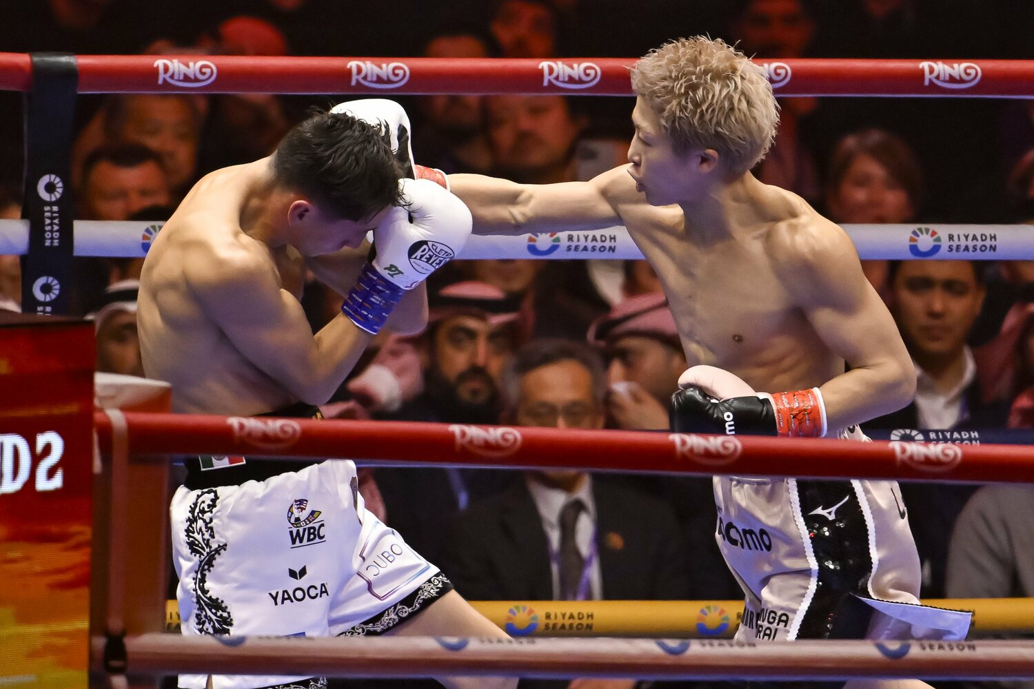 ガードの上から井上のパンチを浴び続けるも的を絞らせないピカソのディフェンス　©️Hiroaki Finito Yamaguchi