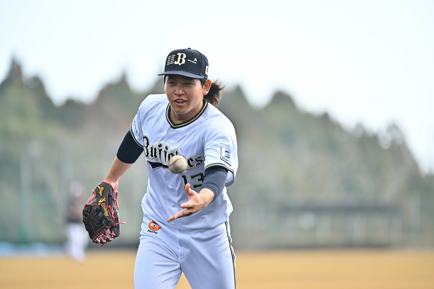 ピッチングだけでなく守備や打撃も常に楽しそうに取り組む宮城だが、その陰には人知れぬ努力があった　©︎Hideki Sugiyama