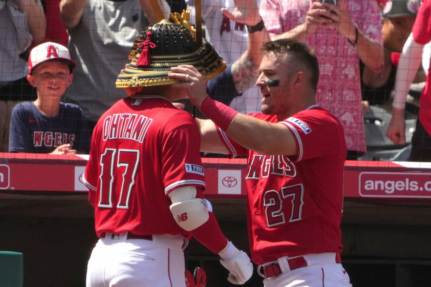 今季5号ホームランを放ち、トラウト(右)から兜セレブレーションを受ける大谷 ©︎JIJI PRESS