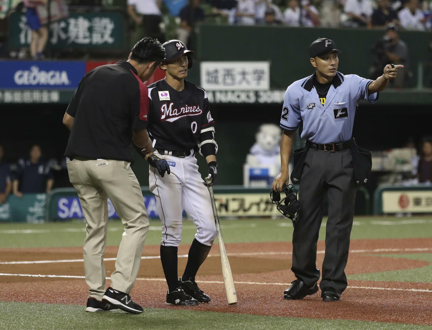 18年7月9日、デッドボールを受けて苦痛の表情を浮かべる荻野 ©︎KYODO