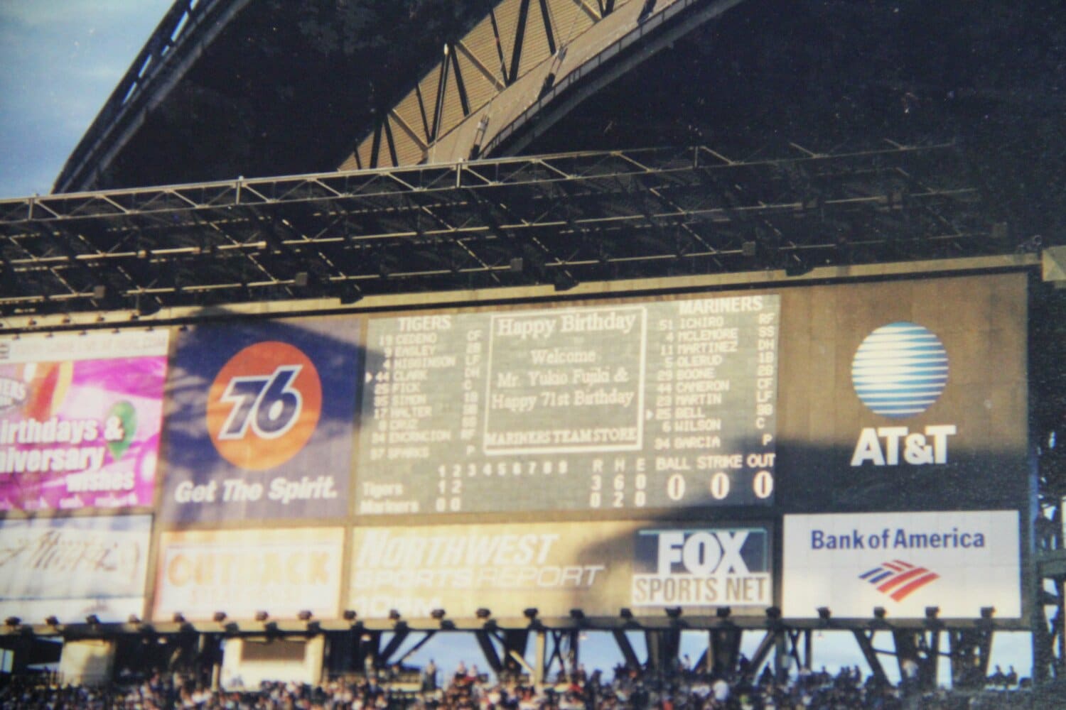 2001年8月20日、セーフコ・フィールドで。電光掲示板に"Welcome Mr. Yukio Fujiki &amp; Happy 71th Birthday"と表示されている。マリナーズの1番ライトは言わずと知れたイチロー　写真提供：藤木企業