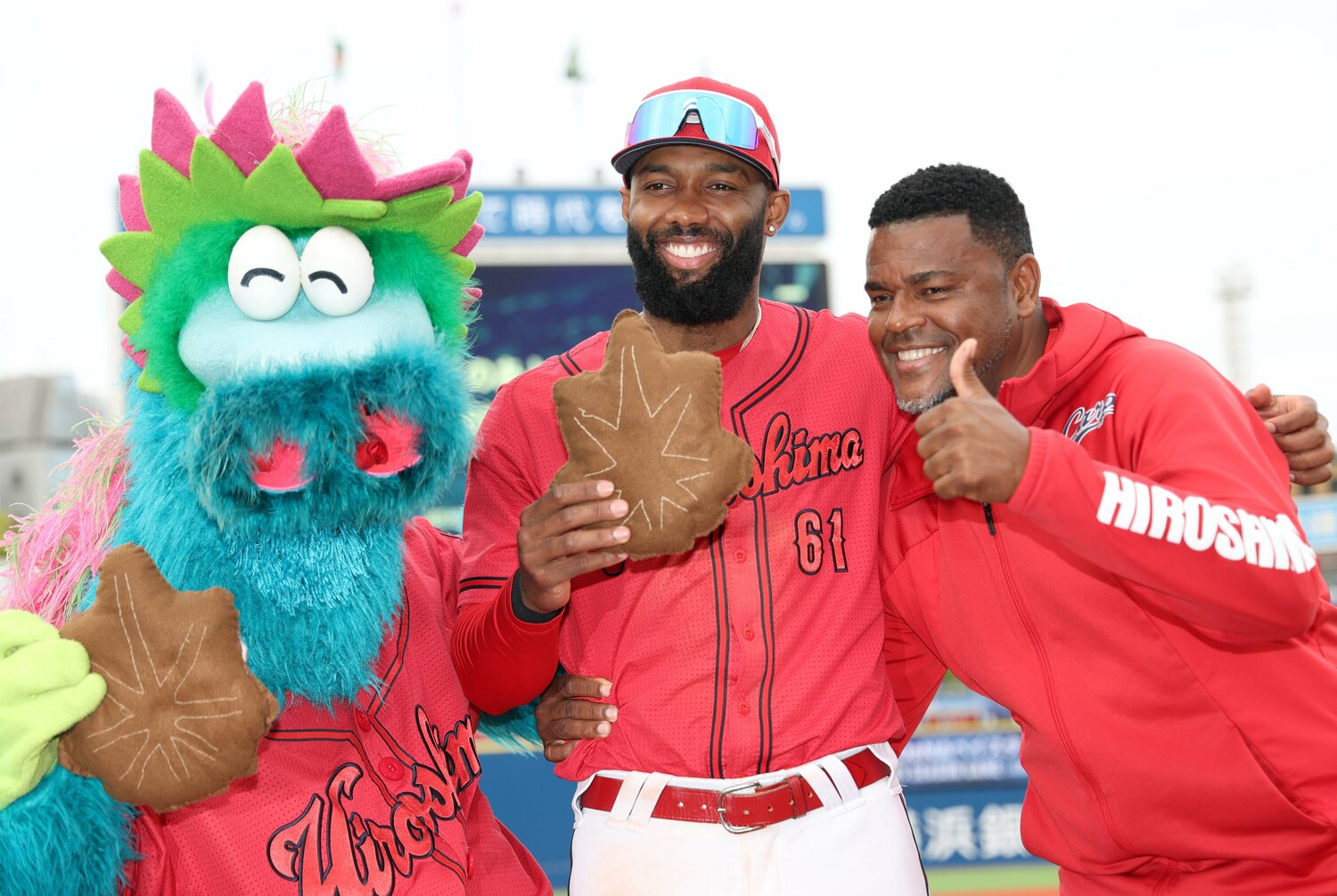 ファビアンと笑顔で撮影に応じるフェリシアーノ通訳（右）　©︎JIJI PRESS