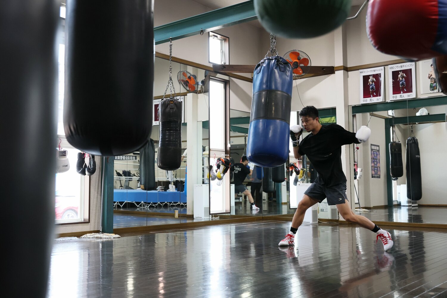 大中小のサンドバッグを打ち込む中谷　©︎Shigeki Yamamoto